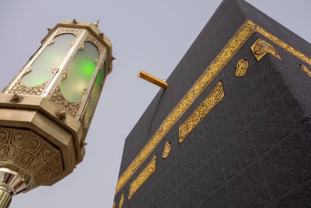 PAKEJ haji, umrah dan badal haji serta umrah antara penipuan yang sering kali dilaporkan dalam kalangan masyarakat kita. -Foto: Canva