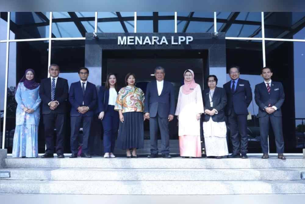 Mohamad (lima dari kanan) dan Angela (lima dari kiri) bersama pegawai serta agensi di bawah KPKM.