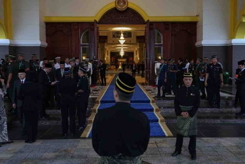 Suasana sekitar sesi raptai Istiadat Pertabalan Yang di-Pertuan Agong ke-17 di Istana Negara. Foto Bernama