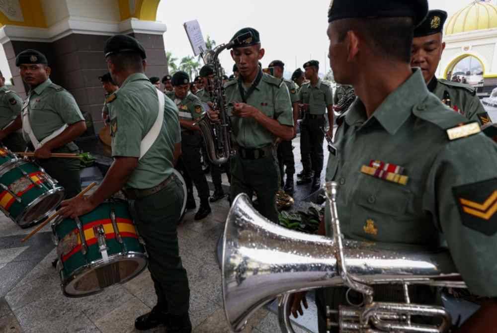 
Pasukan pancaragam pengiring dari ATM ketika melakukan sesi raptai bagi Istiadat Pertabalan Yang di-Pertuan Agong ke-17 esok di Istana Negara. Foto Bernama