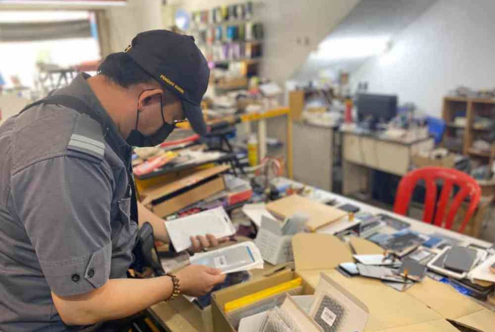 Penguat kuasa KPDN Pahang melakukan pemeriksaan ke atas premis yang diserbu dalam operasi dijalankan di beberapa daerah di negeri ini pada Selasa dan Rabu lalu.