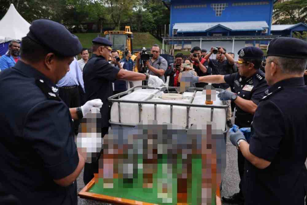Ariffin (kanan) membuat pelupusan barang kes di IPD Gombak, pada Jumaat.