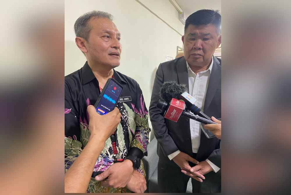 Kuan Chee Heng (kanan) dan Dr Mohd Anis Haron.