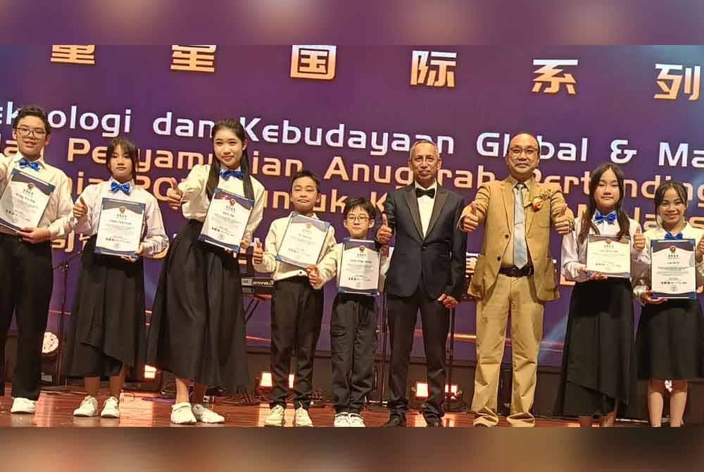 Mazlan (empat dari kanan) bersama sebahagian peserta Asia's Kids Star yang menyertai Pertandingan Robot Dunia 2024 bergambar pada penyampaian anugerah yang diadakan pada malam Khamis.