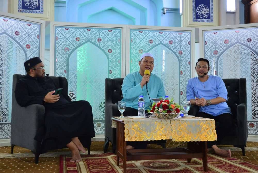ADAM CORRIE (kanan) bersama Ustaz Haslin (kiri) dan hos, Azman Mohd Nawi pada program Jaulah Mahabbah Sinar Islam Plus dengan kerjasama Masjid Abdul Rahman Bin Auf di masjid berkenaan baru-baru ini. 