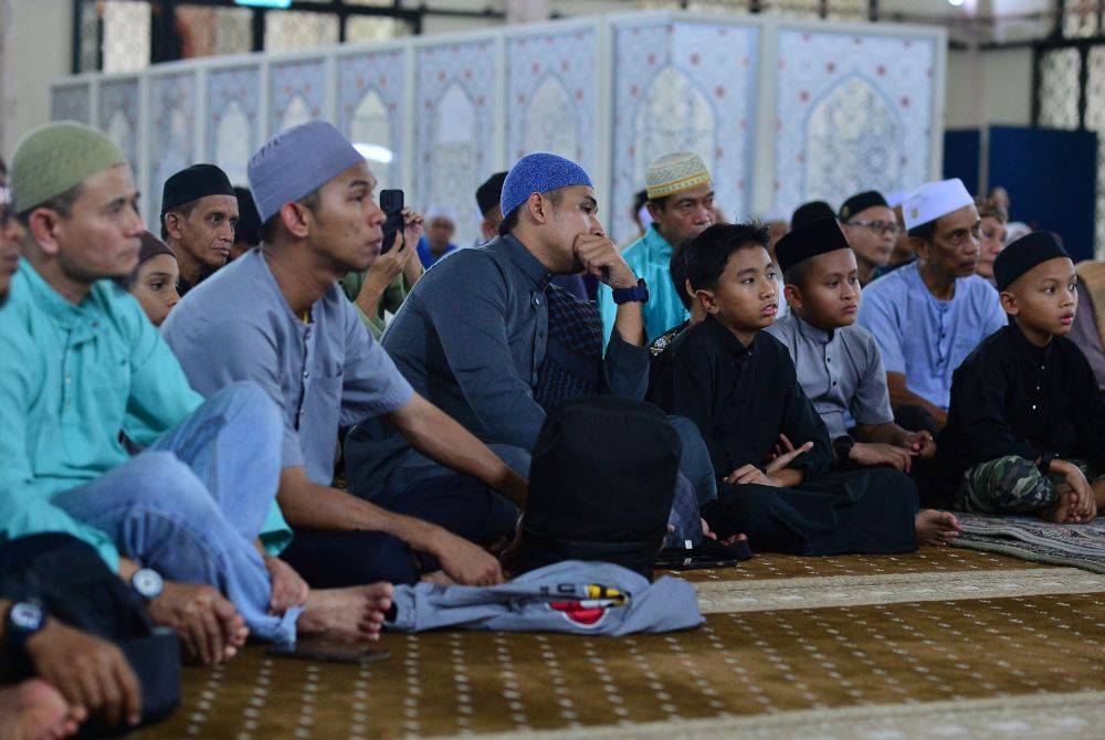 PARA JEMAAH khusyuk mendengar perkongsian yang disampaikan oleh Adam Corrie dan Ustaz Haslin. 