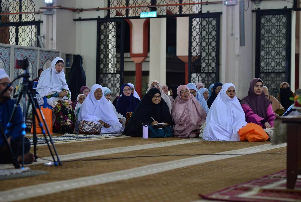 MUSLIMAT juga turut serta dalam menimbal ilmu daripada Ustaz Haslin dan Adam Corrie dalam program Jaulah Mahabbah Sinar Islam Plus. 