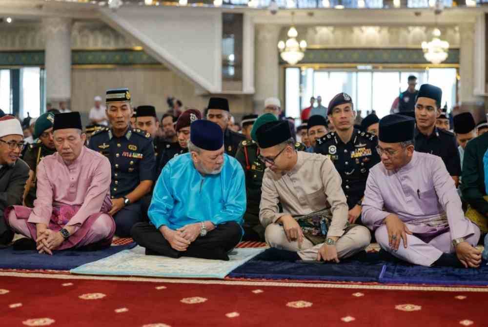 Sultan Ibrahim berkenan bersama-sama lebih 1,000 jemaah mendengar khutbah Jumaat khas sempena Istiadat Pertabalan Seri Paduka Baginda esok. Foto Bernama
