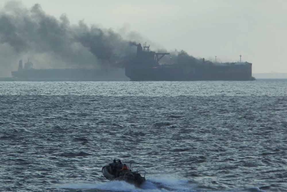 Misi menyelamat sedang dijalankan susulan kebakaran di atas dua kapal tangki kira-kira 55 kilometer timur laut Pedra Branca. Foto Republic of Singapore Navy