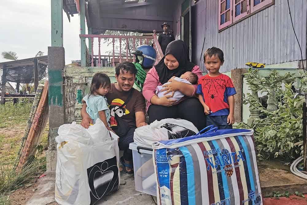 Siti Aishah bersama anak dan suami bersyukur menerima sumbangan berupa barangan keperluan selepas kediaman mereka di Kampung Pantai Seberang Marang dilanda ribut.
