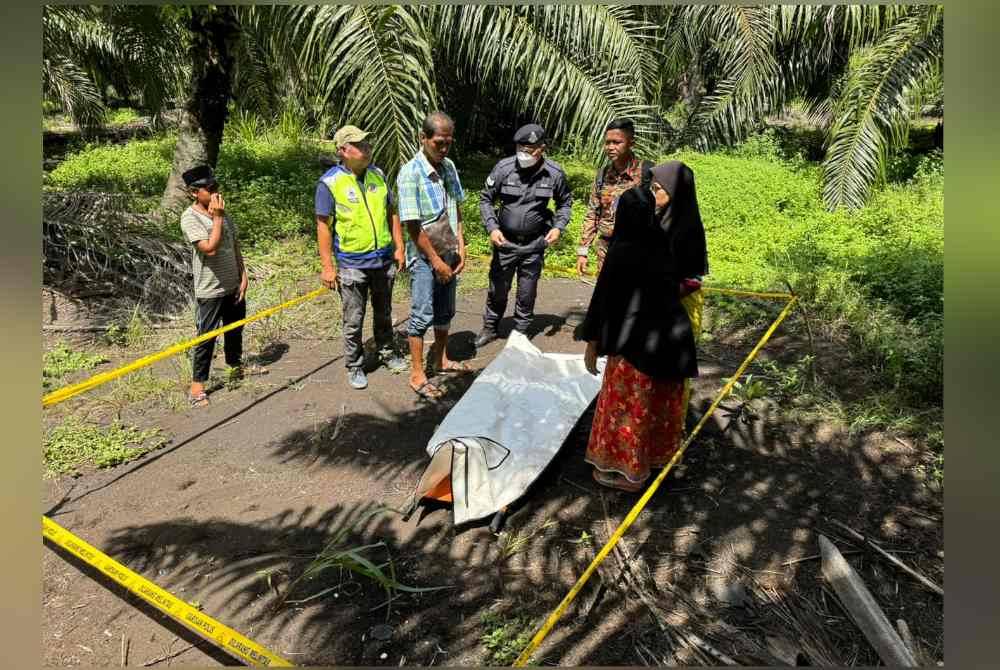 Mayat mangsa dibawa ke kampung untuk diserahkan kepada waris keluarga.