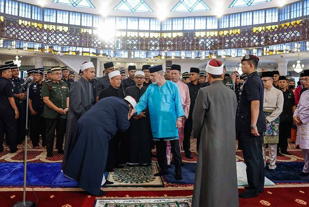 Sultan Ibrahim berkenan berangkat pulang selepas menunaikan solat Jumaat dan mendengar Khutbah Jumaat khas bersempena Istiadat Pertabalan Yang di-Pertuan Agong ke-17 di Masjid Negara. Foto Bernama