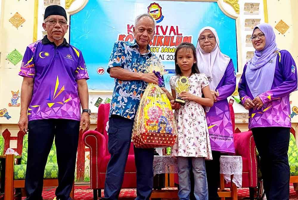 Muhammad Nasir (dua dari kiri) menyampaikan hadiah kepada pemenang tempat pertama pertandingan mewarna.