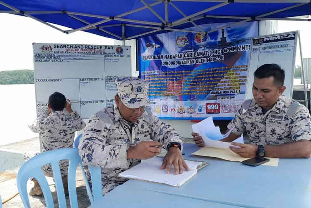 Anggota serta pegawai Maritim berbincang untuk tindakan selanjutnya - foto APMM