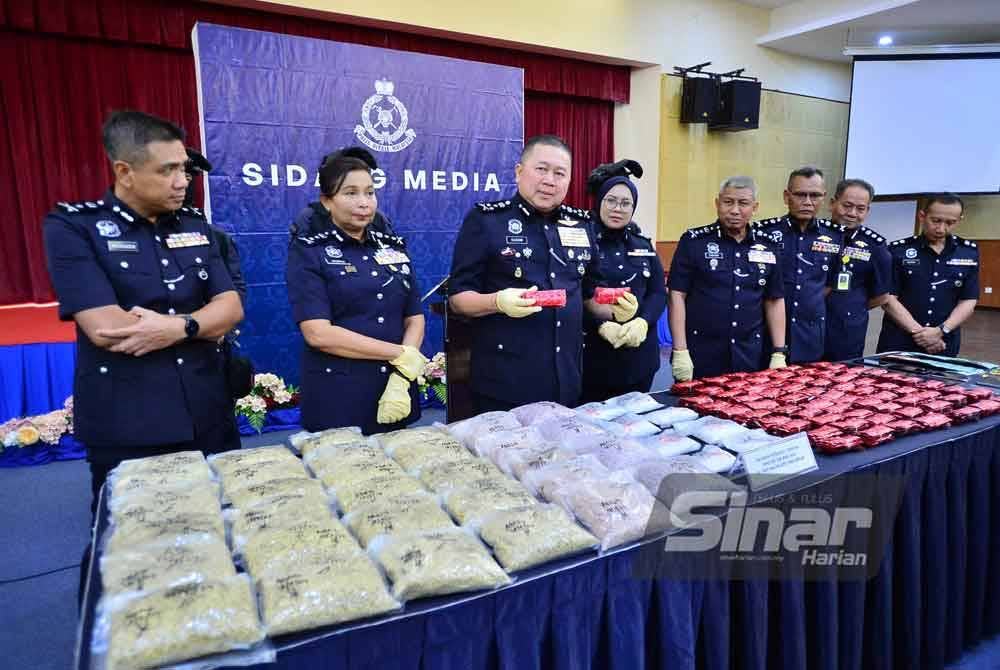 Kok Chin (tiga dari kiri) menunjukkan antara dadah yang dirampas dalam serbuan di Telok Panglima Garang, Kuala Langat pada Rabu. Foto Sinar Harian-ASRIL ASWANDI SHUKOR