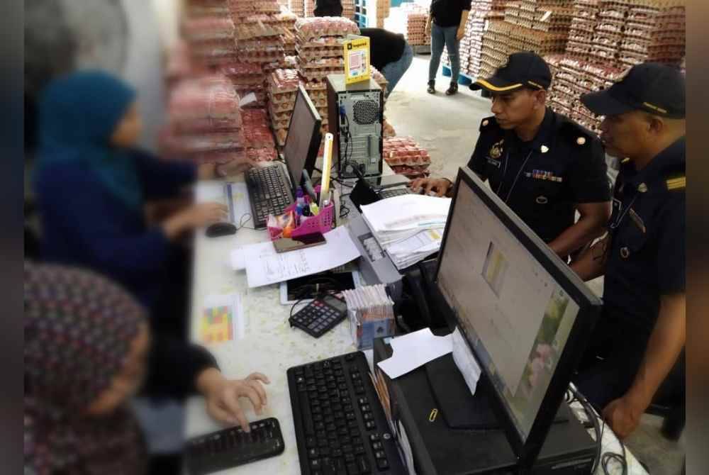 Penguat kuasa KPDN Pahang melakukan pemeriksaan ke atas sebuah premis pembekal telur di sini selepas dikesan menjual telur ayam gred C melebihi harga borong maksimum yang ditetapkan.