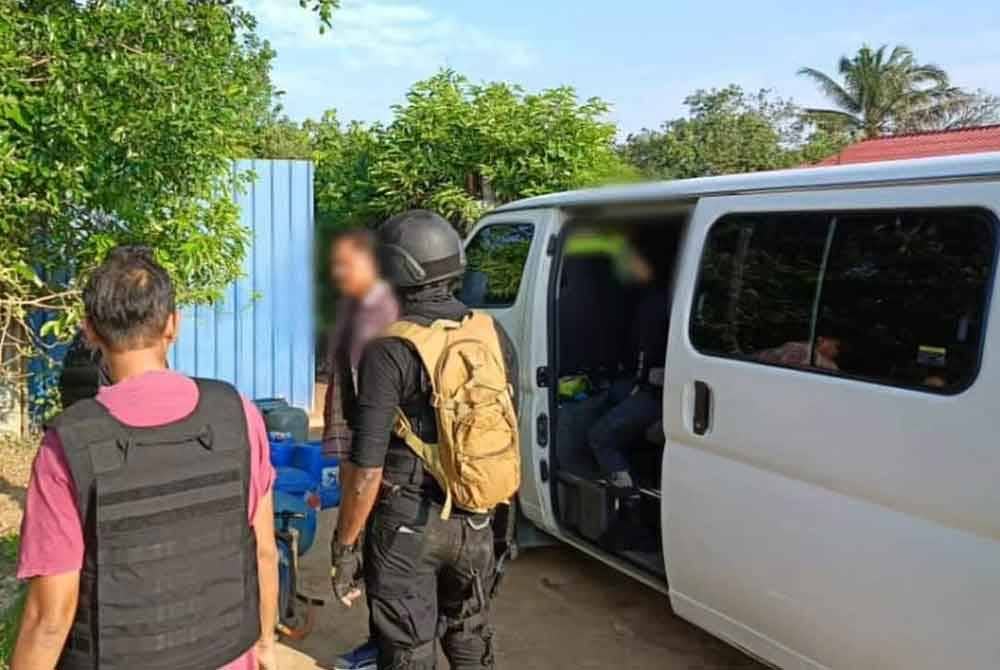 KPDN Kelantan telah menyita minyak petrol sebanyak 200 liter dengan anggaran nilai RM400 dan beberapa peralatan yg digunakan bagi tujuan aktiviti penyelewengan.