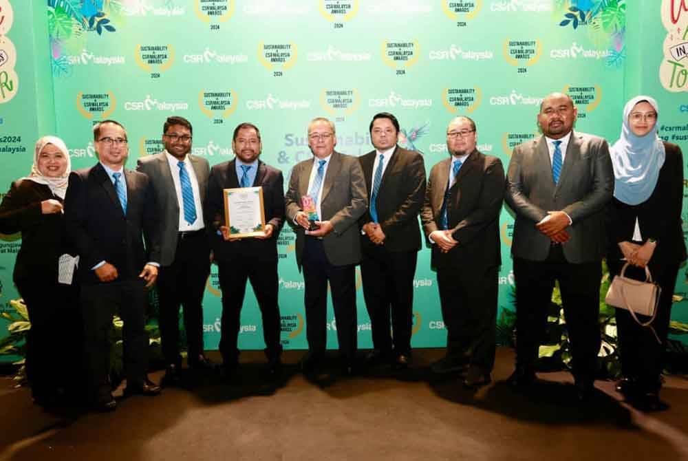 Philip (lima dari kiri) dan Syaiful Rizal (empat dari kiri) pada Anugerah Kelestarian Dan CSR Malaysia 2024 pada Khamis.