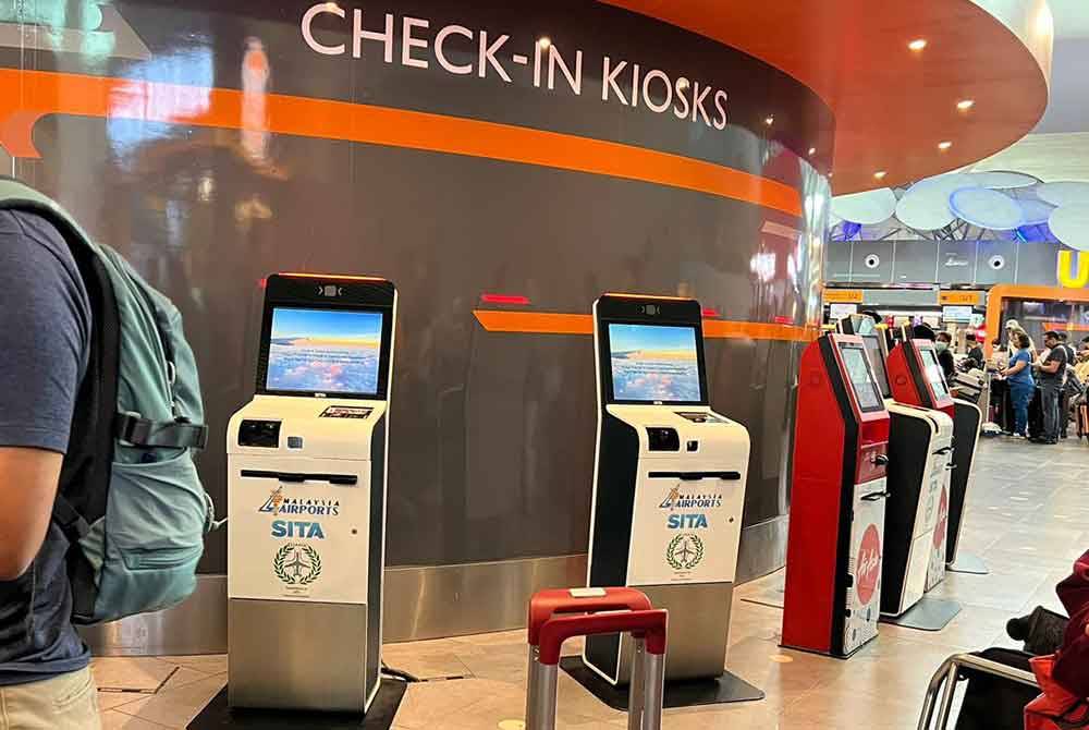 Kios daftar masuk penerbangan terlihat kosong dipercayai sistem pengesahan daftar masuk syarikat penerbangan kos rendah tersebut mengalami gangguan teknikal pada Jumaat.