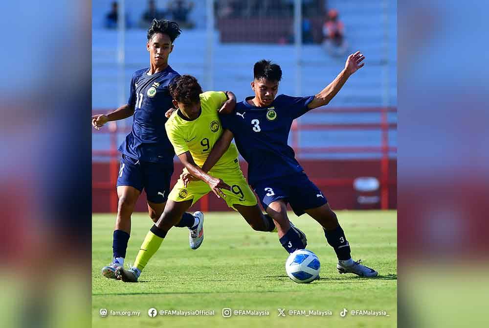 Pemain Harimau Muda, Izzat Syahir diasak dua pemain Brunei dalam aksi Kumpulan C Piala ASEAN B-19 Surabaya 2024 di Stadium Gelora 10 November, Surabaya, Jawa Timur, pada Jumaat.