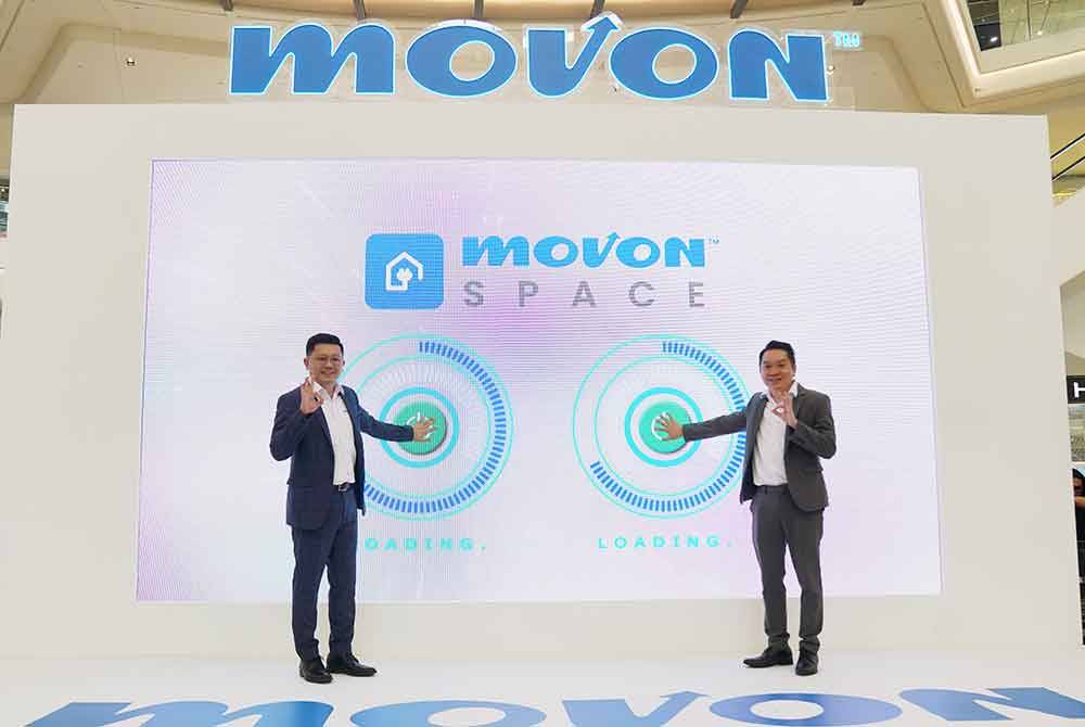 Wai Hoong (kiri) dan Tay (kanan) melancarkan produk terbaharu Peti Sejuk Pintar AI MOVON Chillmate 508L (V Series) dan Mesin Cuci dan Pengering Pintar Ultra-Slim MOVON DuoMate 10.6 (V Series) pada Jumaat.