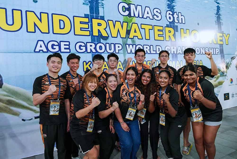 Pasukan Hoki Dalam Air Negara Bawah 24 tahun pada majlis pembukaan Kejohanan Peringkat Umur Hoki Dalam Air Dunia CMAS 2024 di Arena Sukan pada Jumaat.