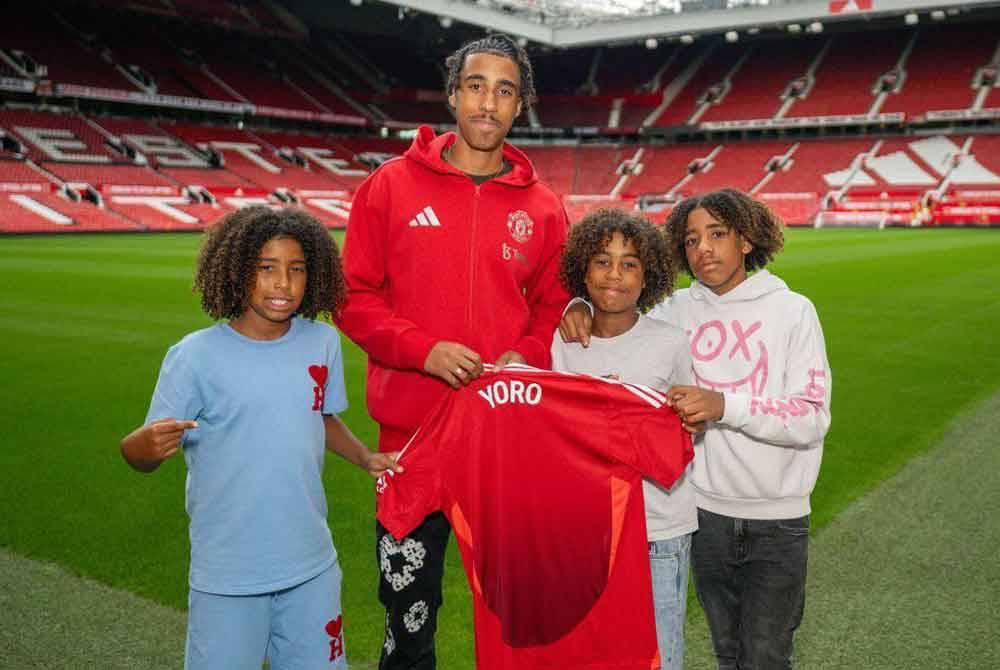 Yoro menjadi pemain kedua ditandatangani United pada musim panas ini selepas selepas penyerang Bologna, Joshua Zirkzee. Foto: Agensi