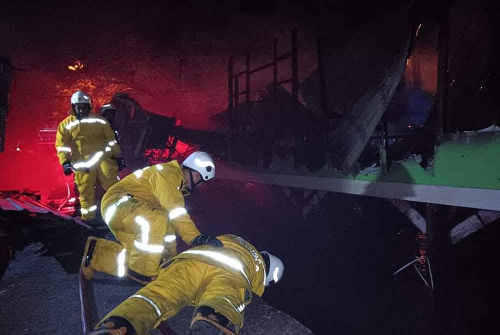 Aksi sekumpulan anggota pasukan bomba sukarela ketika memadam kebakaran di kawasan kejiranan.