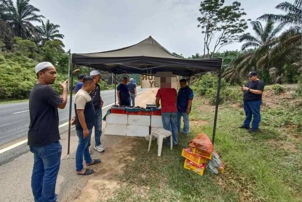 Pegawai penguat kuasa melakukan tangkapan ke atas lelaki yang didapati tidak menunaikan solat Jumaat.