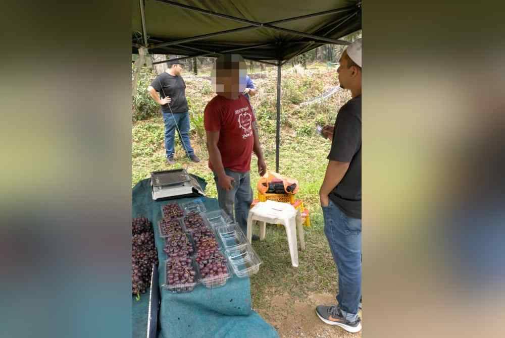 Antara penjaja yang ditahan selepas didapati tidak menunaikan solat Jumat di sekitar daerah Setiu.