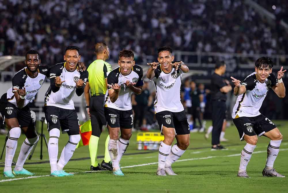 Kepten Terengganu FC (TFC), Safawi Rasid (tengah) meraikan kejayaan bersama rakan sepasukan selepas menjaringkan gol semasa menentang Selangor FC pada aksi separuh akhir pertama Piala FA di Stadium Sultan Mizan Zainal Abidin, Gong Badak malam Jumaat. Foto Bernama