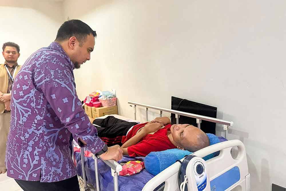 Setiausaha Politik kepada Perdana Menteri, Ahmad Farhan Fauzi ketika menziarahi Hanafi. Foto Facebook Anwar Ibrahim