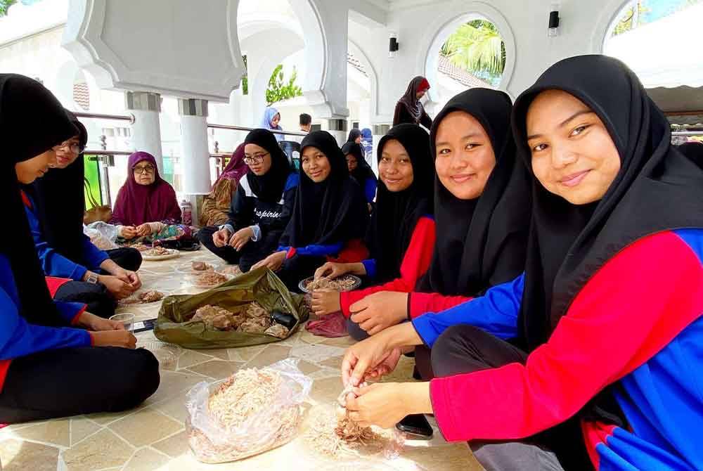 Nur Insyirah (kanan) bersama rakan-rakannya teruja dapat menyumbang tenaga sepanjang program tersebut.