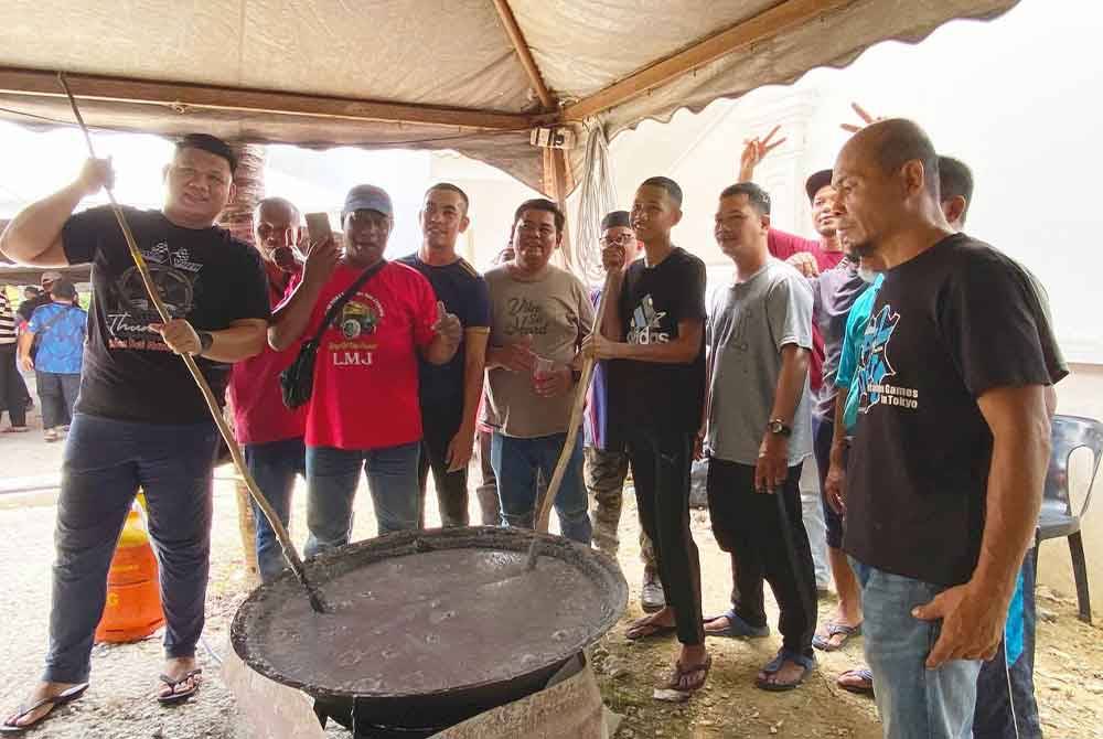 Setiap kawah mewakili sebuah kampung dan dianggarkan sebanyak 150 pek akan diagihkan kepada penduduk di 11 mukim di sini.
