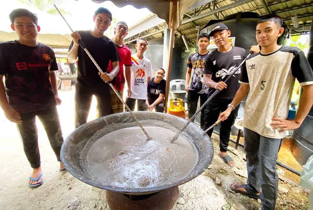 Anak-anak muda tidak ketinggalan bersikap ringan tulang membantu menyiapkan bubur asyura.