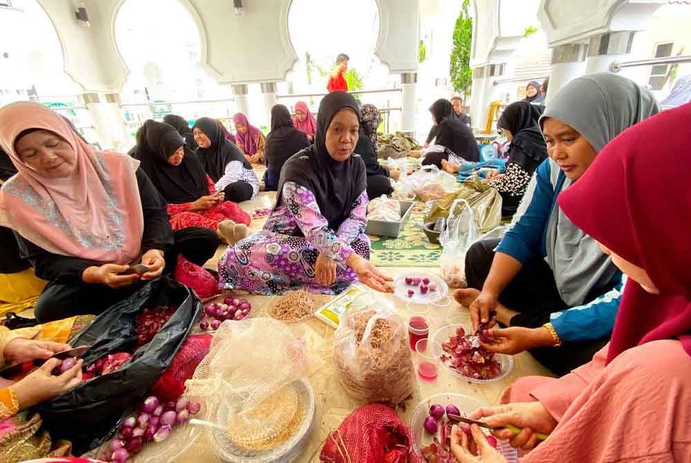 Di samping memperkenalkan keindahan masjid ini diharap ia akan menjadi salah satu medium penyatuan penduduk sekitar.