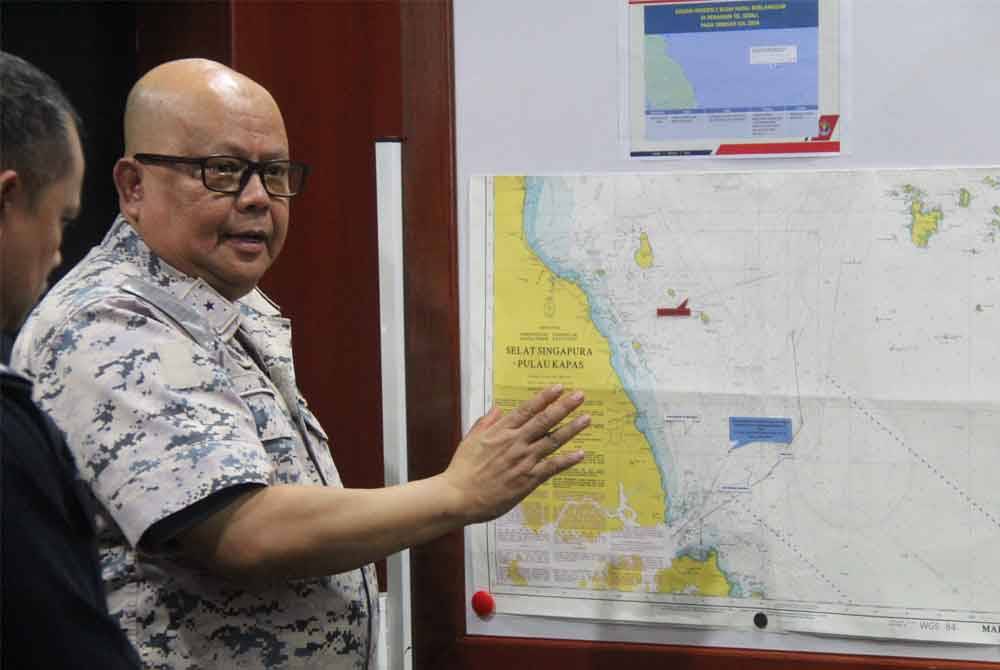 Zin Azman menunjukkan peta lokasi dua kapal berlanggar di perairan Tanjung Balau.