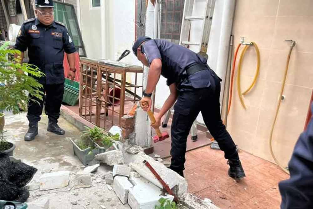MPS melaksanakan operasi perobohan dengan kaedah manual