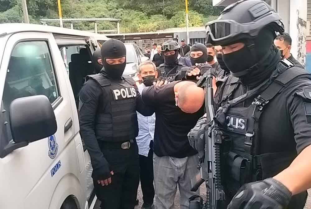 Abdullah (belakang) dan Mohamad (depan) didakwa di Mahkamah Sesyen Johor Bahru pada Ahad.