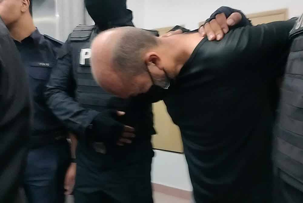 Mohamad keluar selepas prosiding pendakwaan di Mahkamah Sesyen Johor Bahru pada Ahad.