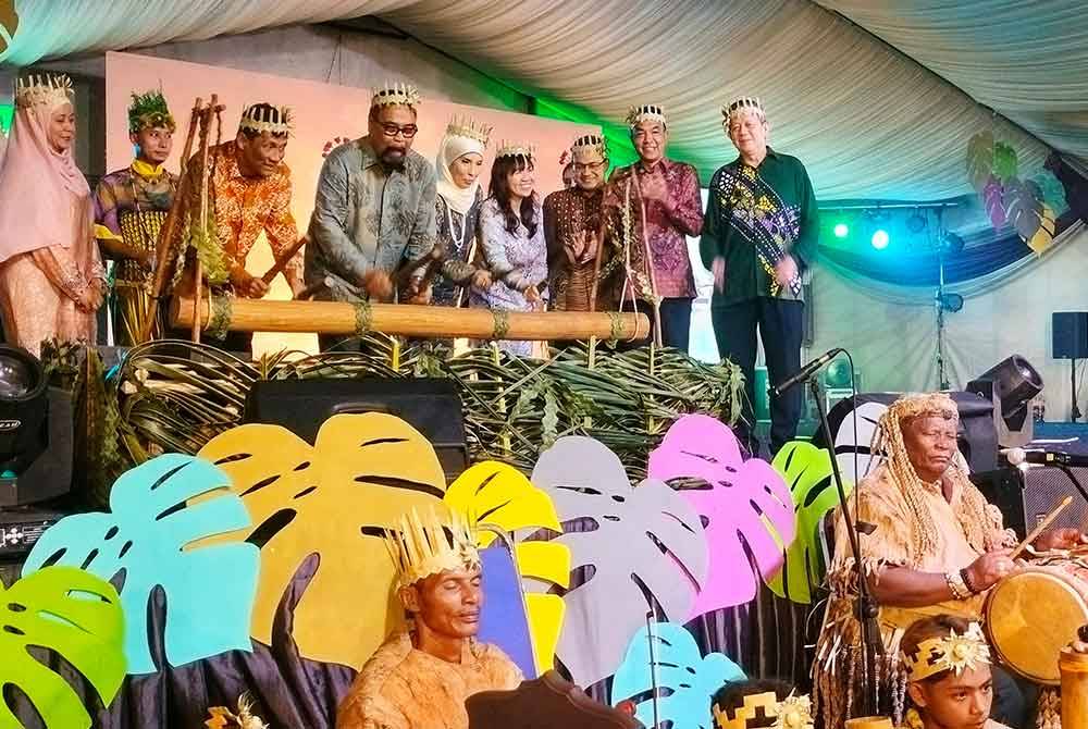 Rosnan (tiga dari kiri) bersama Ramli (empat dari kiri) dan Yu Man (empat dari kanan) dalam perasmian festival tersebut di Dataran Temerloh pada Sabtu.