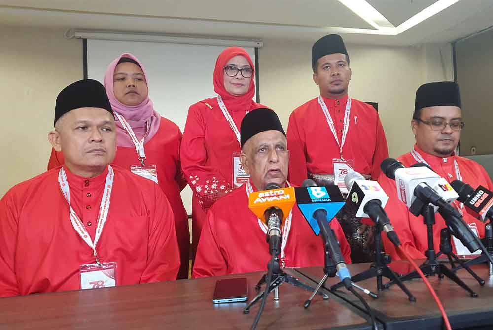 Musa bersama pimpinan UMNO Bahagian Bukit Mertajam ketika sidang media.