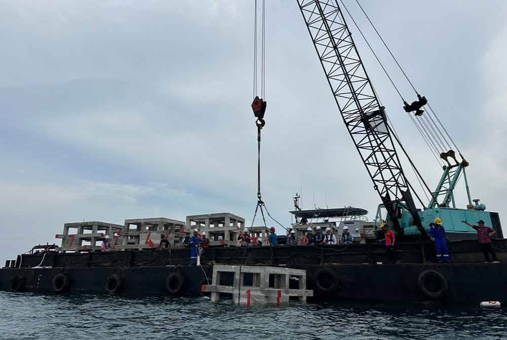 Tukun yang dilabuhkan menggunakan kren di kedalaman 14 meter