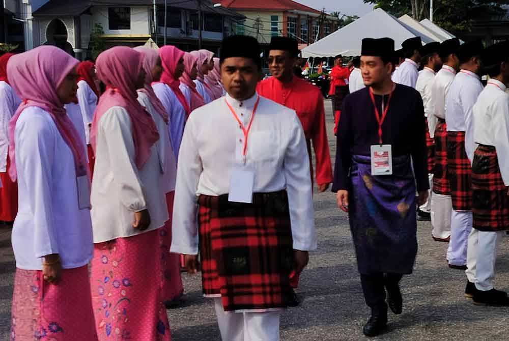 Mohammad Fakhruddin (kiri) mengiringi Onn Hafiz melakukan pemeriksaan perbarisan sebelum memulakan Majlis Perasmian Mesyuarat Perwakilan UMNO Pekan di Dewan Konvensyen Sultan Ahmad Shah pada Ahad.