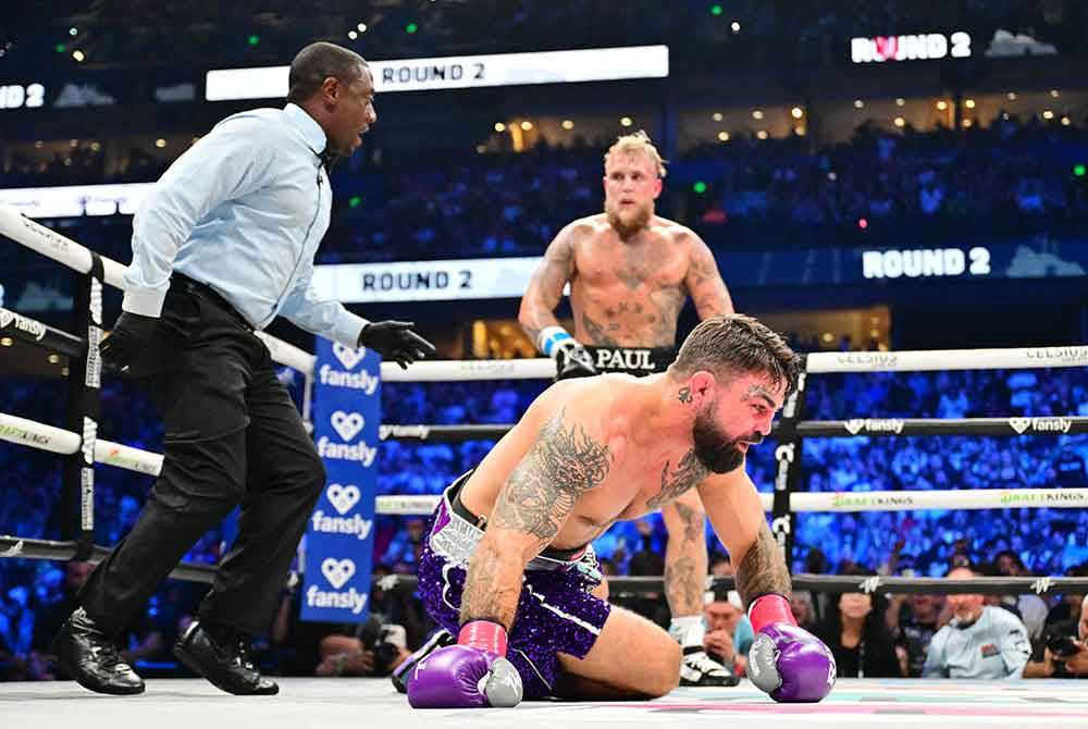 Mike Perry rebah selepas gagal menahan kombinasi tumbukan Jake Paul di pusingan keenam. Foto: AFP