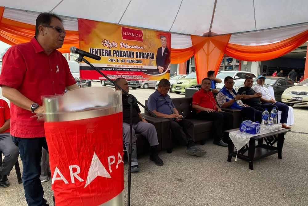 Azaha semasa menyampaikan ucapan pada Majlis Pelancaran Jentera Pakatan Harapan PRK Nenggiri di Pejabat Amanah Kawasan Gua Musang pada Ahad.