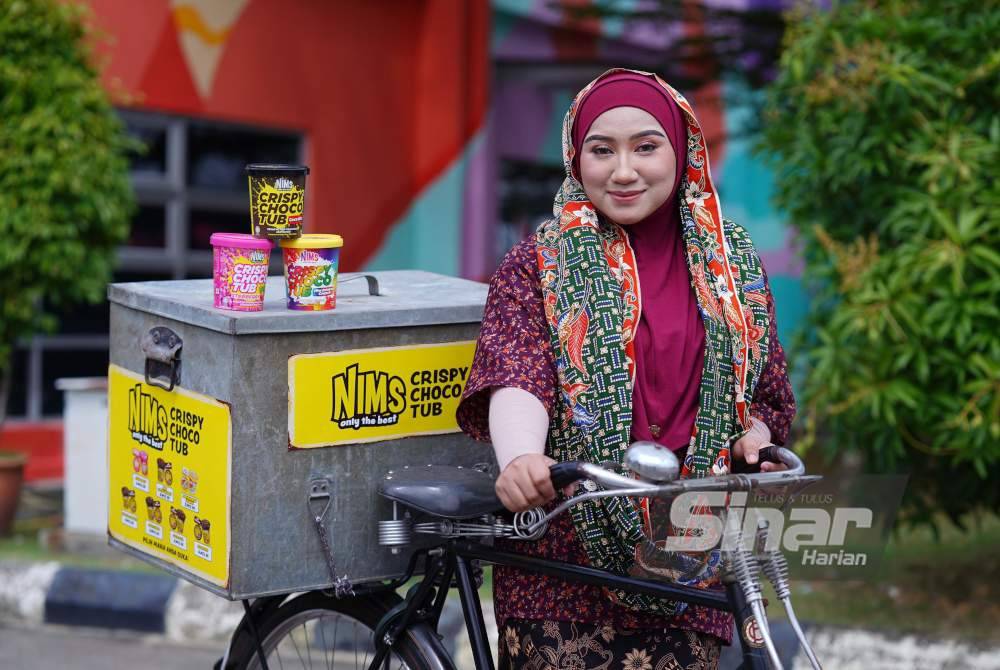Tengku Norhanim bersama Nims Crispy Choco Tub pada Selasa.