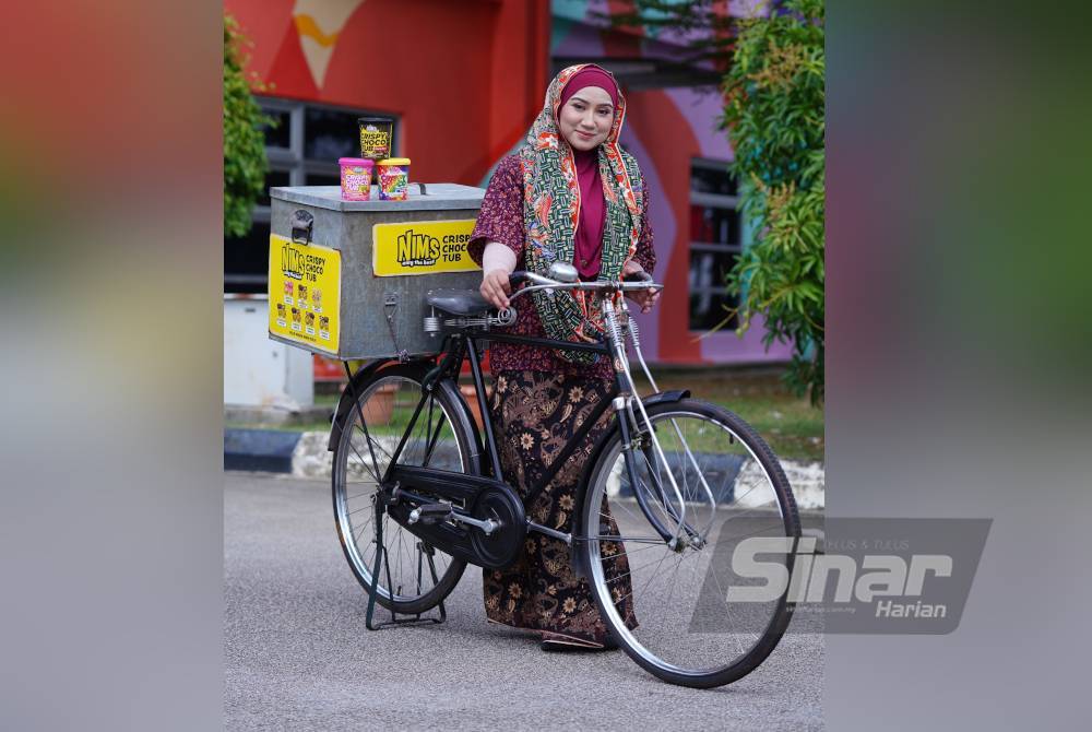 Tengku Norhanim bersama Nims Crispy Choco Tub pada Selasa.