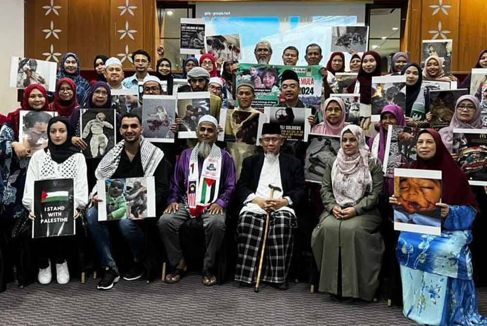 Mohd Azmi (tiga dari kanan) bersama rakan strategik NGO yang menjayakan kempen ‘keluarga angkat Gaza-Malaysia’.