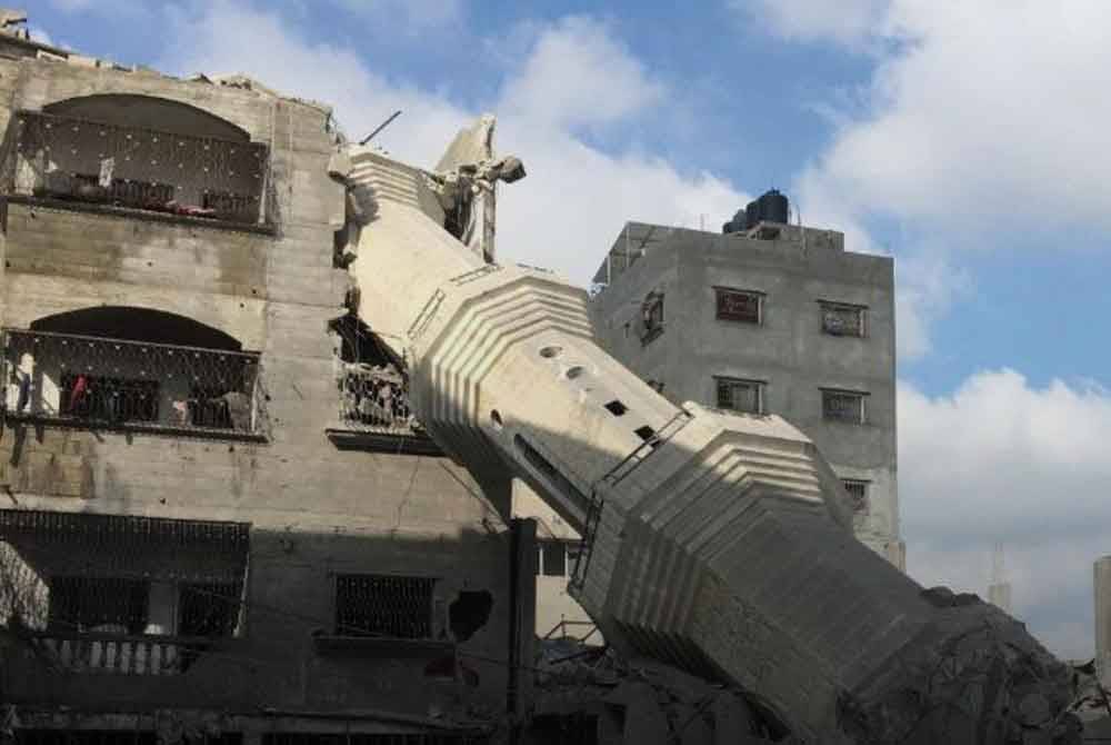 Rejim zionis memusnahkan Masjid Abdullah Azzam di utara kem Nuseirat, tengah Semenanjung Gaza. (Foto: Shehab Agency)